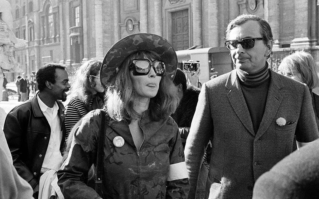 Här är Talitha Pol 1969 tillsammans med författaren Gore Vidal i Rom. Hennes make Paul Getty har döpt yachten efter henne. Bild: AP