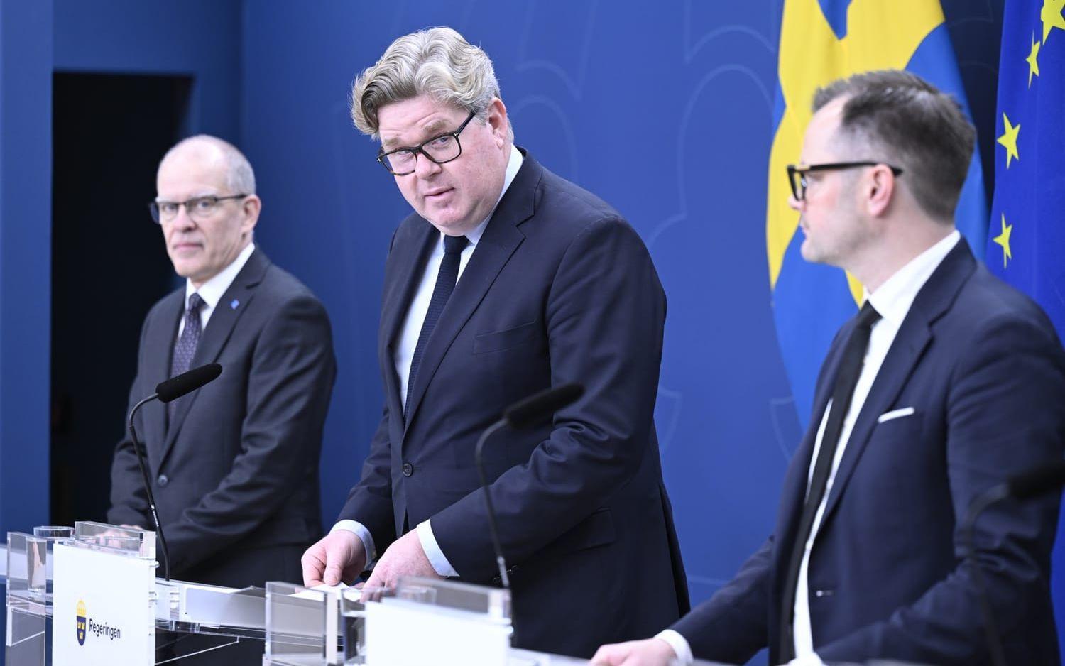 Ingemar Kihlström (KD), justitieminister Gunnar Strömmer (M) och Adam Marttinen (SD), presenterar nya åtgärder för att stärka samhällsskyddet vid allvarlig och upprepad brottslighet.
