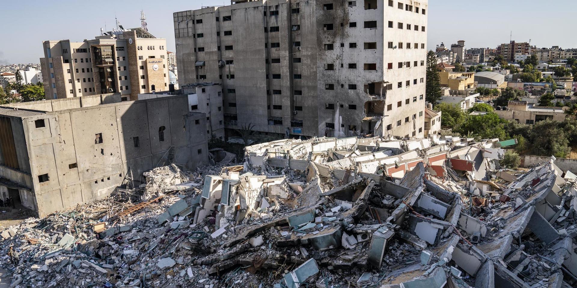 Byggnaden som inhyste nyhetsredaktioner och bostäder totalförstördes i attacken. Bild från den 21 maj.
