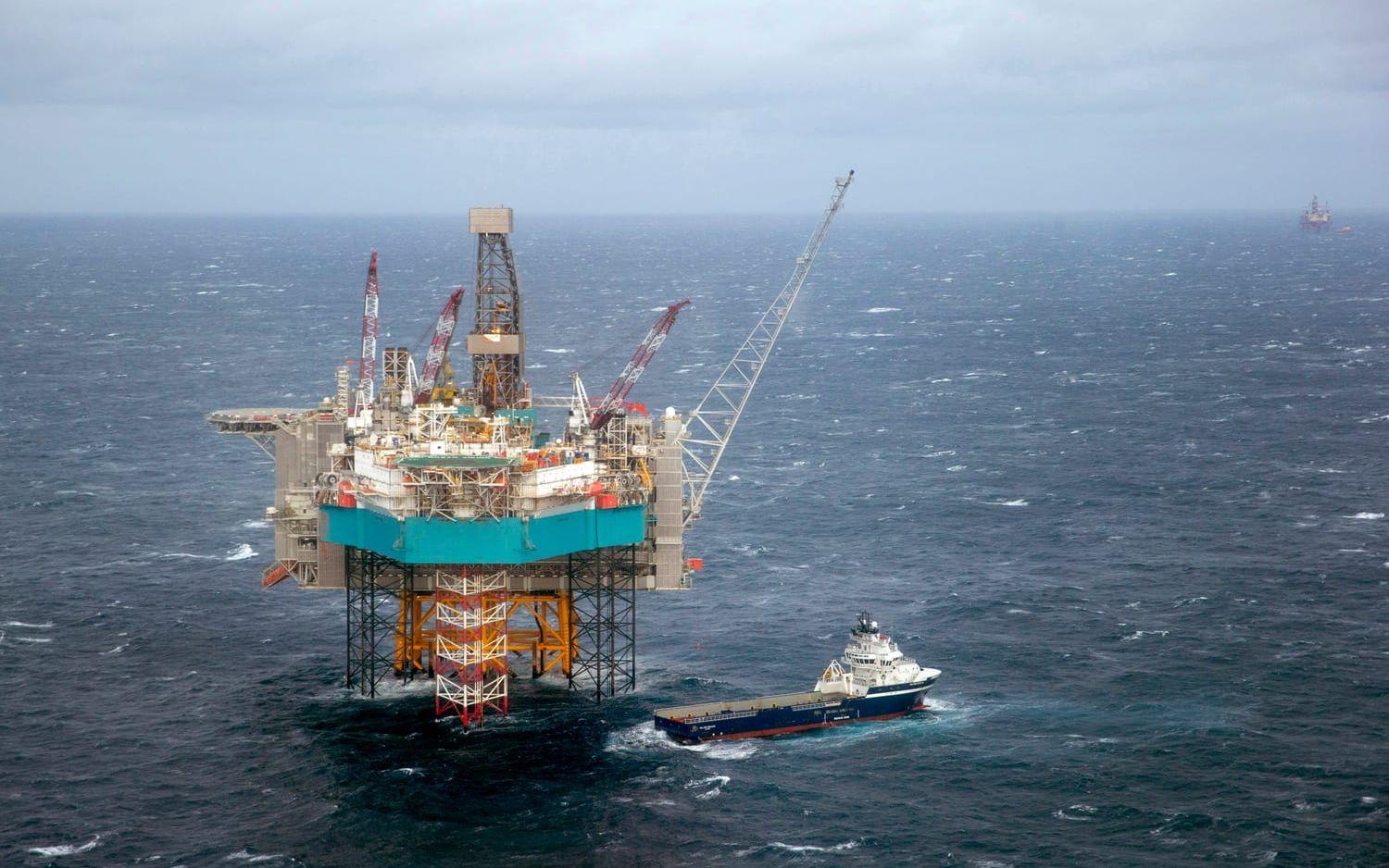 Norges regering öppnar för mer jakt på norsk olja och gas till havs. Arkivbild
