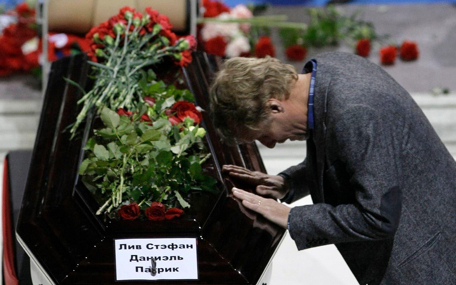 En sörjande står vid Stefan Livs kista efter den tragiska flygolyckan den 7 september 2011 där minst 36 spelare och ledare i Lokomotiv Jaroslavl dog, däribland den svenska landslagsmålvakten.