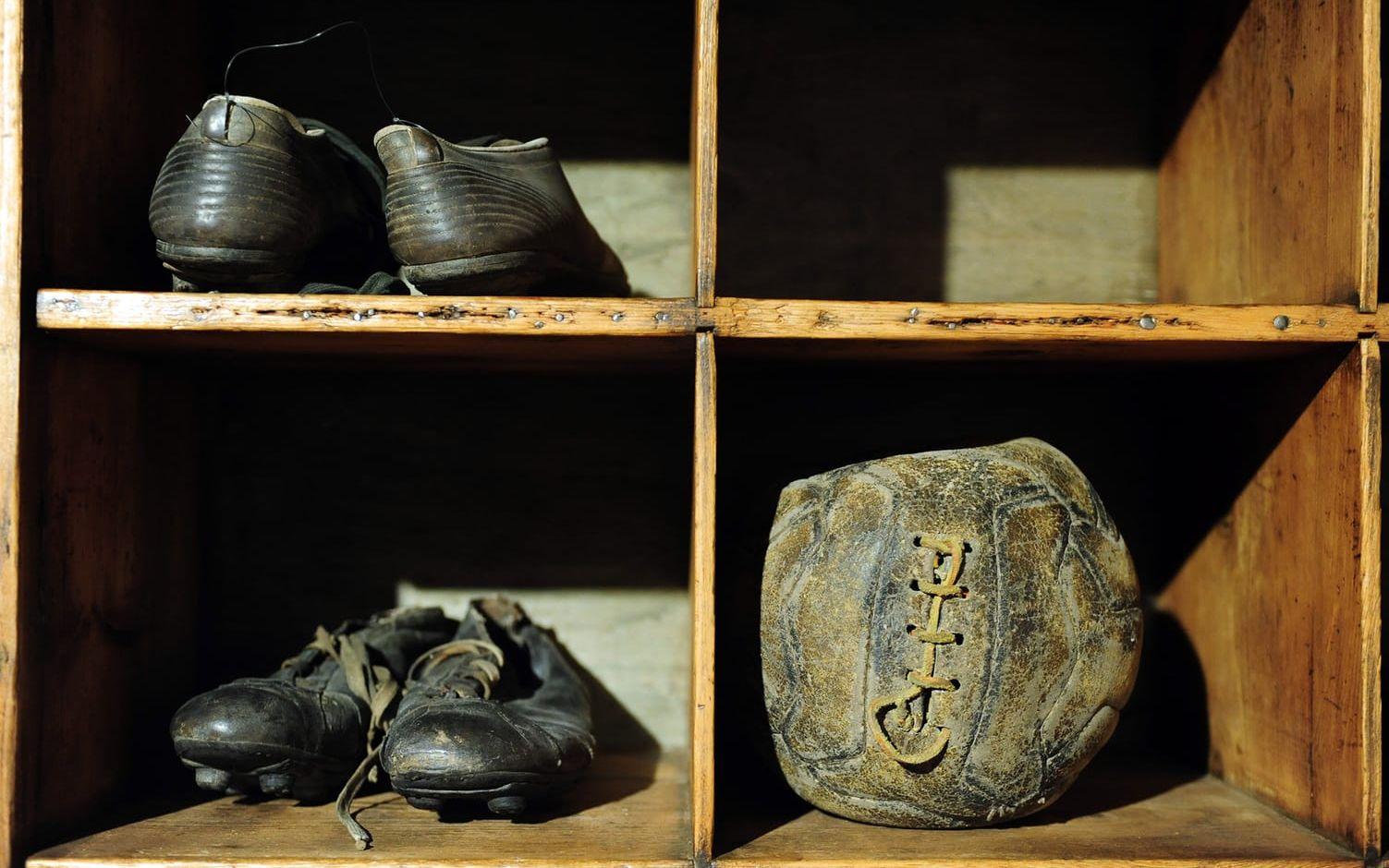 Skor och en fotboll bärgade från Supergaberget där fotbollslaget Torino gick under i en flygkrasch den 4 maj 1949.