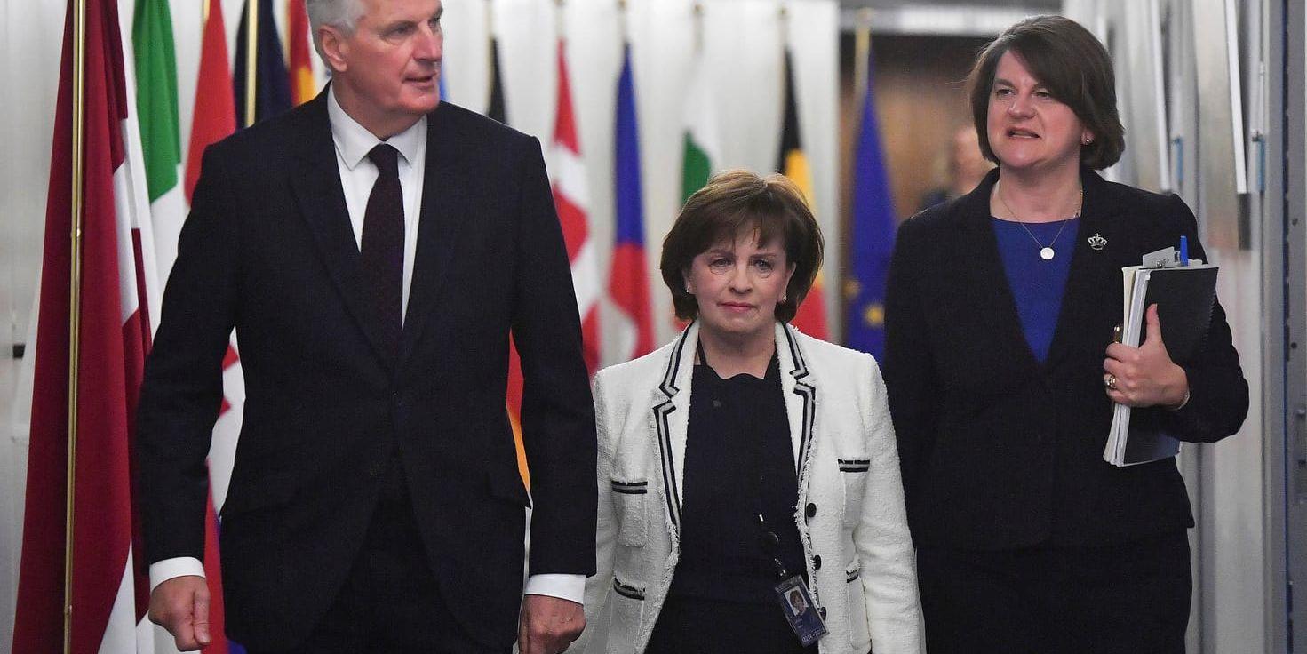 EU:s chefsförhandlare om brexit, Michel Barnier, tillsammans med Arlene Foster, ledare för det nordirländska unionistpartiet DUP, och DUP:s EU-parlamentariker i Diane Dodds i Bryssel.