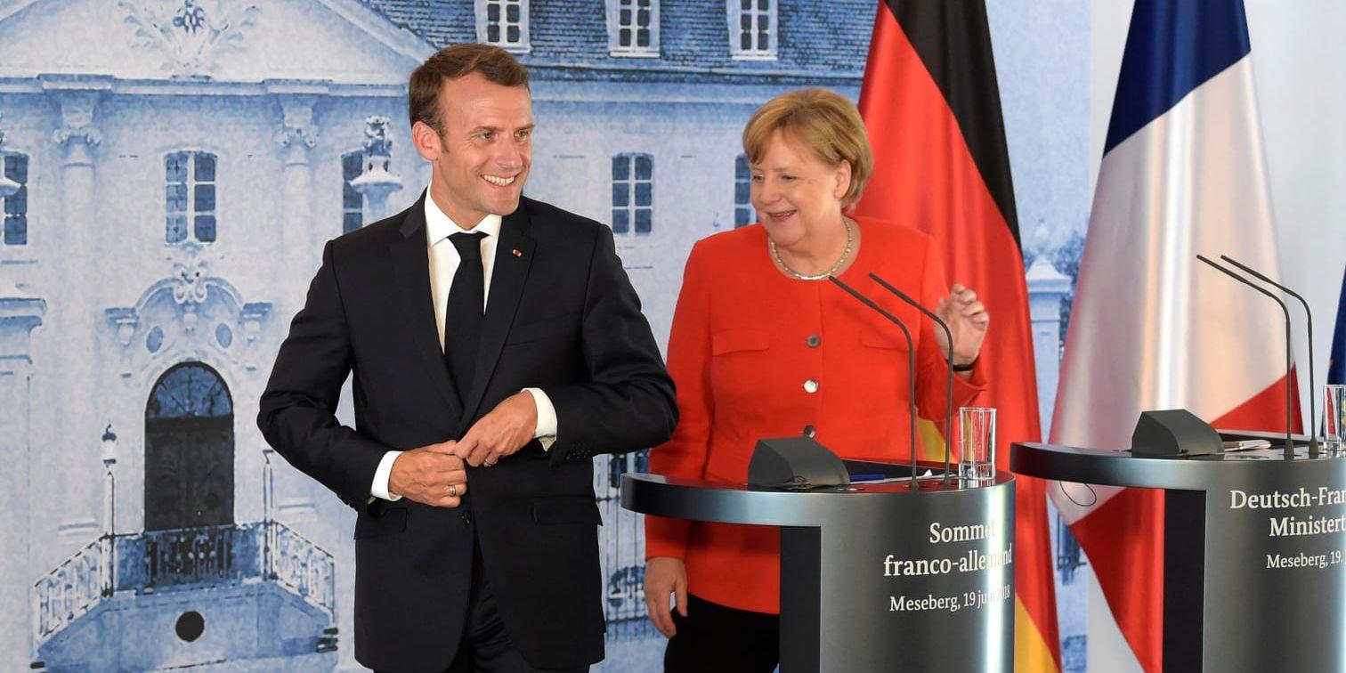 Frankrikes president Emmanuel Macron och Tysklands förbundskansler Angela Merkel vid en presskonferens i Meseberg utanför Berlin.
