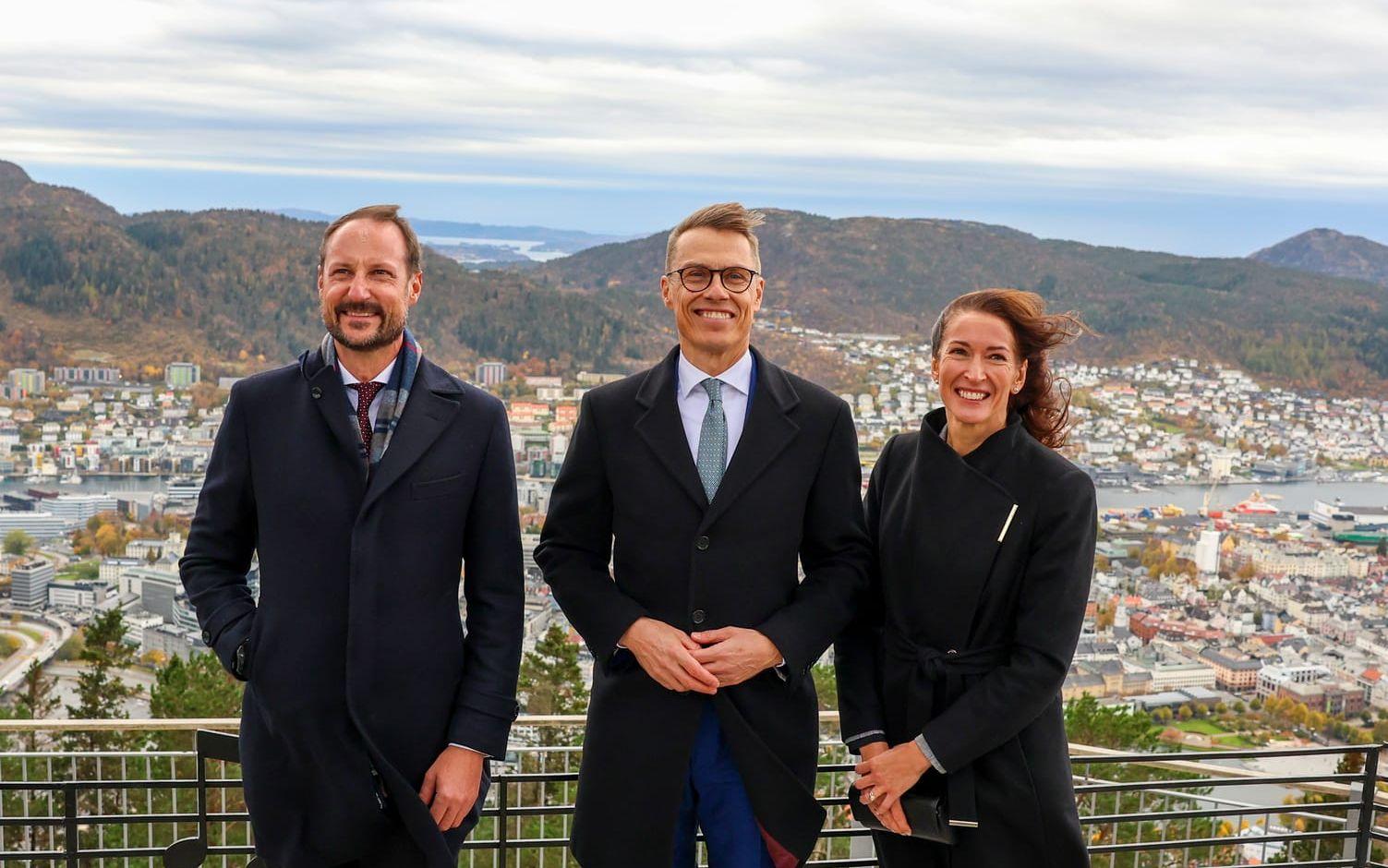 Finlands president Alexander Stubb, kronprins Haakon och presidentfru Suzanne Innes-Stubb deltar på kungens festligheter. Arkivbild. 