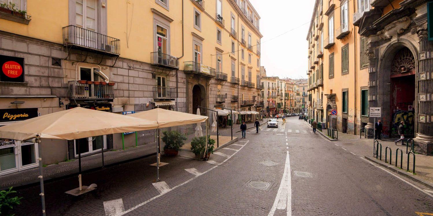 Tomt på gatan i Neapel där virusåtgärderna nyligen skärptes. Arkivbild.