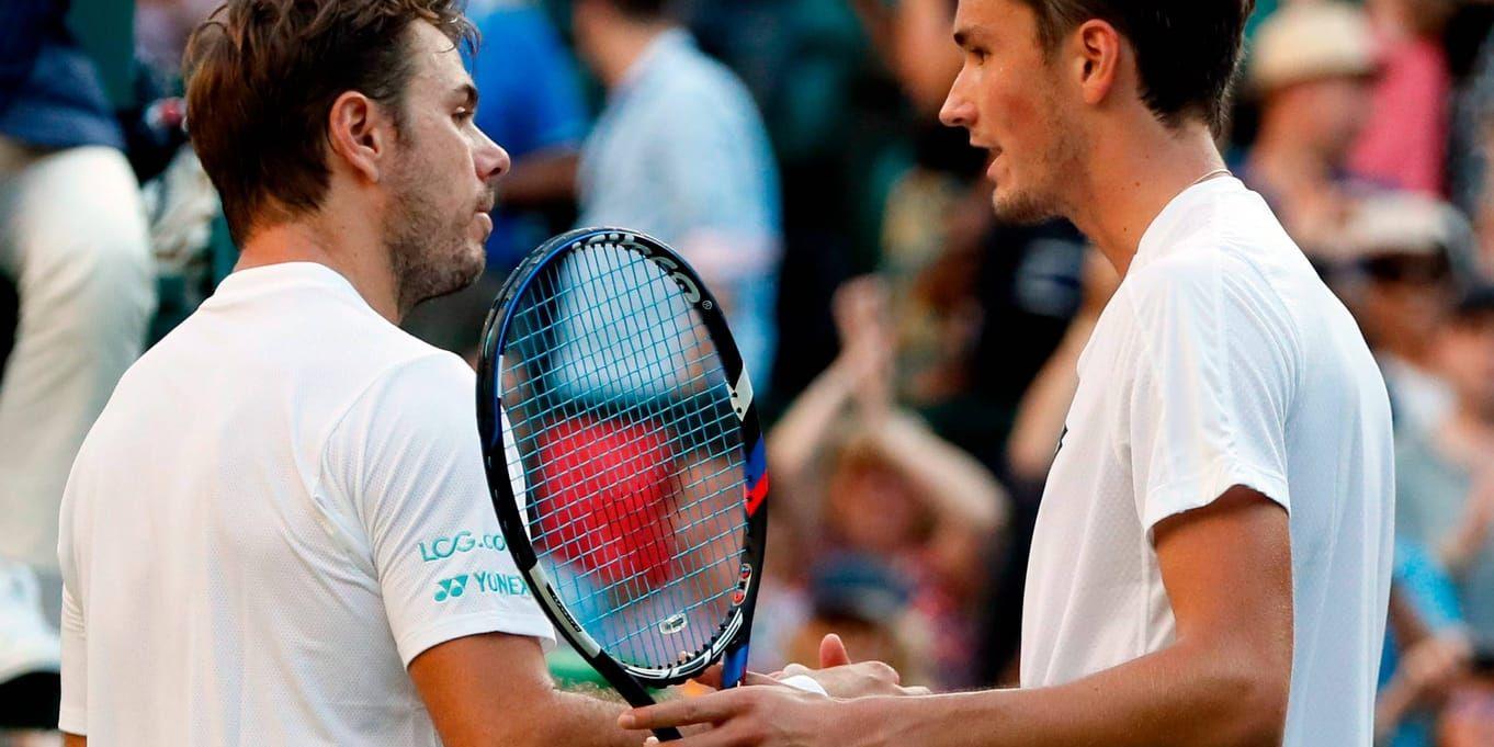 Danijl Medvedev, höger, slog sensationellt ut stjärnan Stan Wawrinka i den första omgången i Wimbledon.
