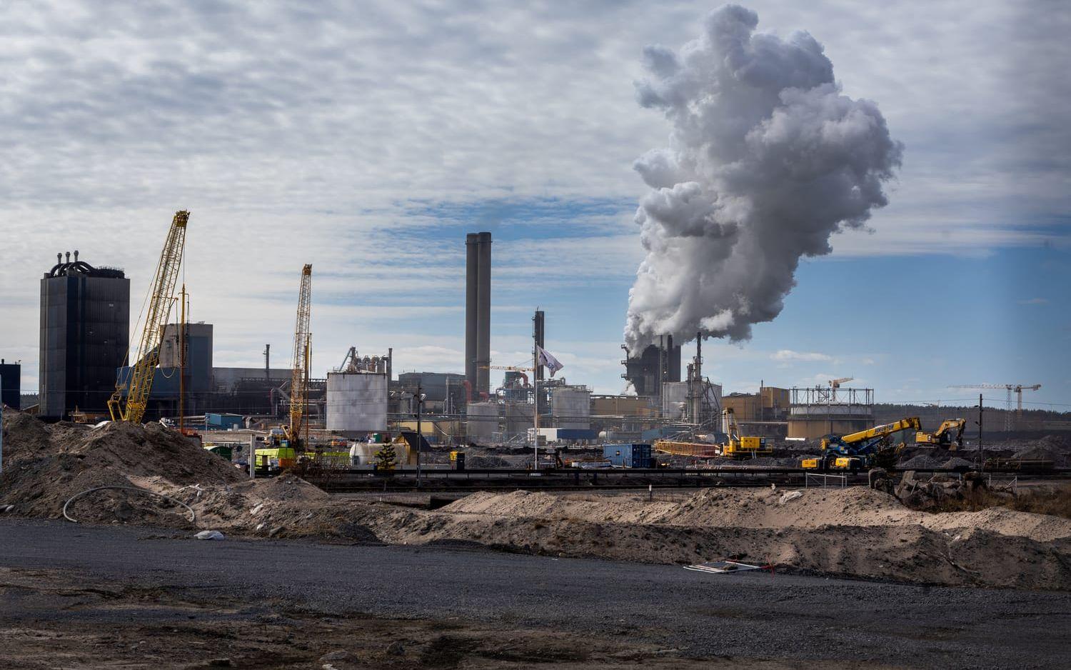 Sedan 3 april står arbetet med SSAB:s nya stålverk på Svartön i Luleå stilla efter det att flera personer insjuknat på byggarbetsplatsen. 