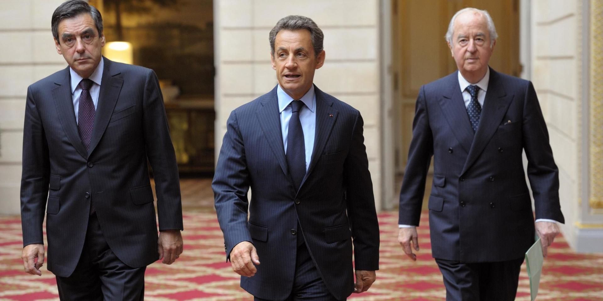 2011 togs denna bild då Frankrikes dåvarande premiärminister François Fillon och president Nicolas Sarkozy deltog i en ceremoni i Élyséepalatset i Paris tillsammans med förre premiärministern Édouard Balladur. Alla tre har sedan dess ställts inför rätta för olika korruptionsanklagelser.