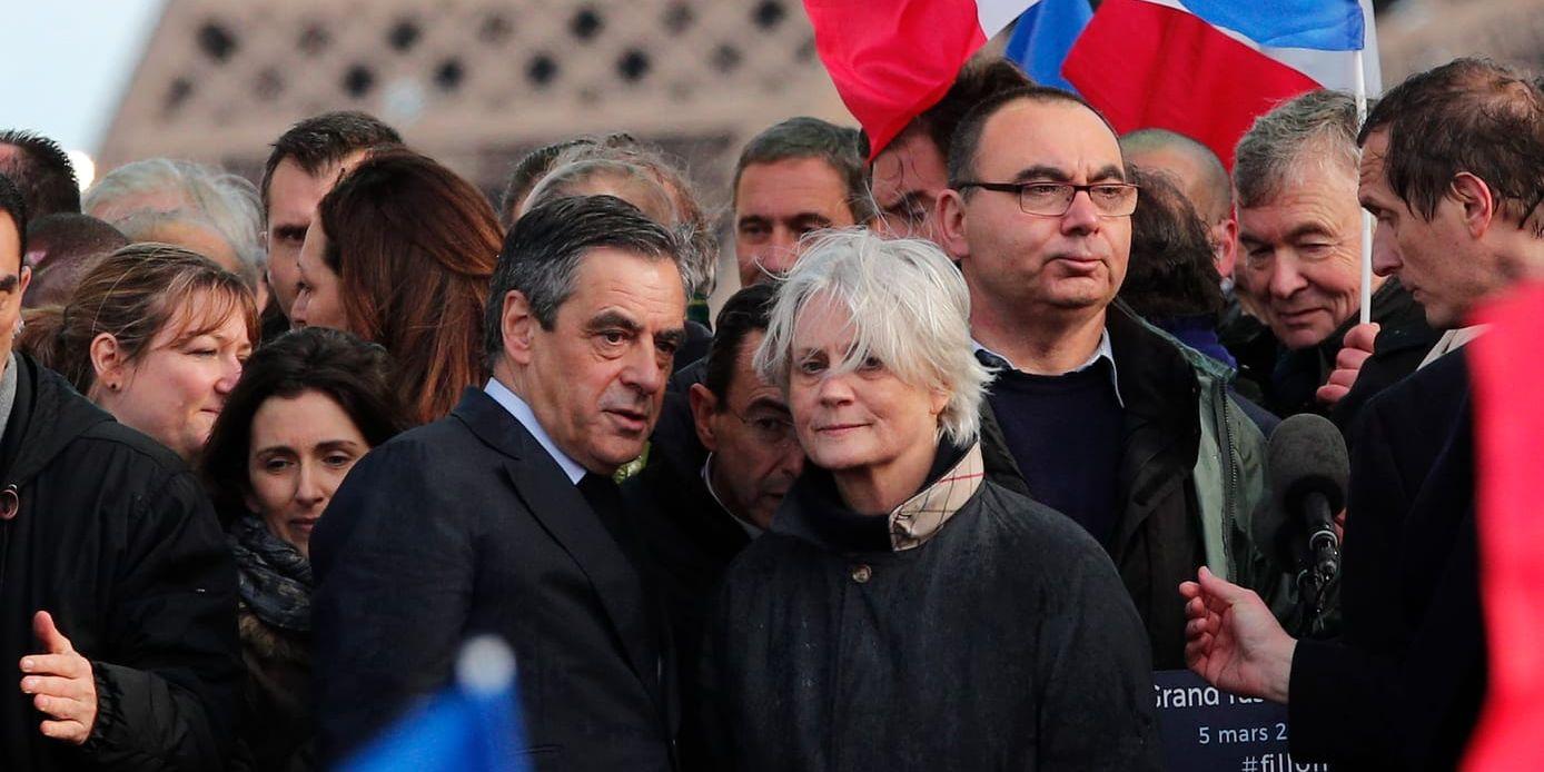 Förre premiärministern François Fillon och hustrun Penelope (i mitten) under ett kampanjmöte inför presidentvalet 2017.