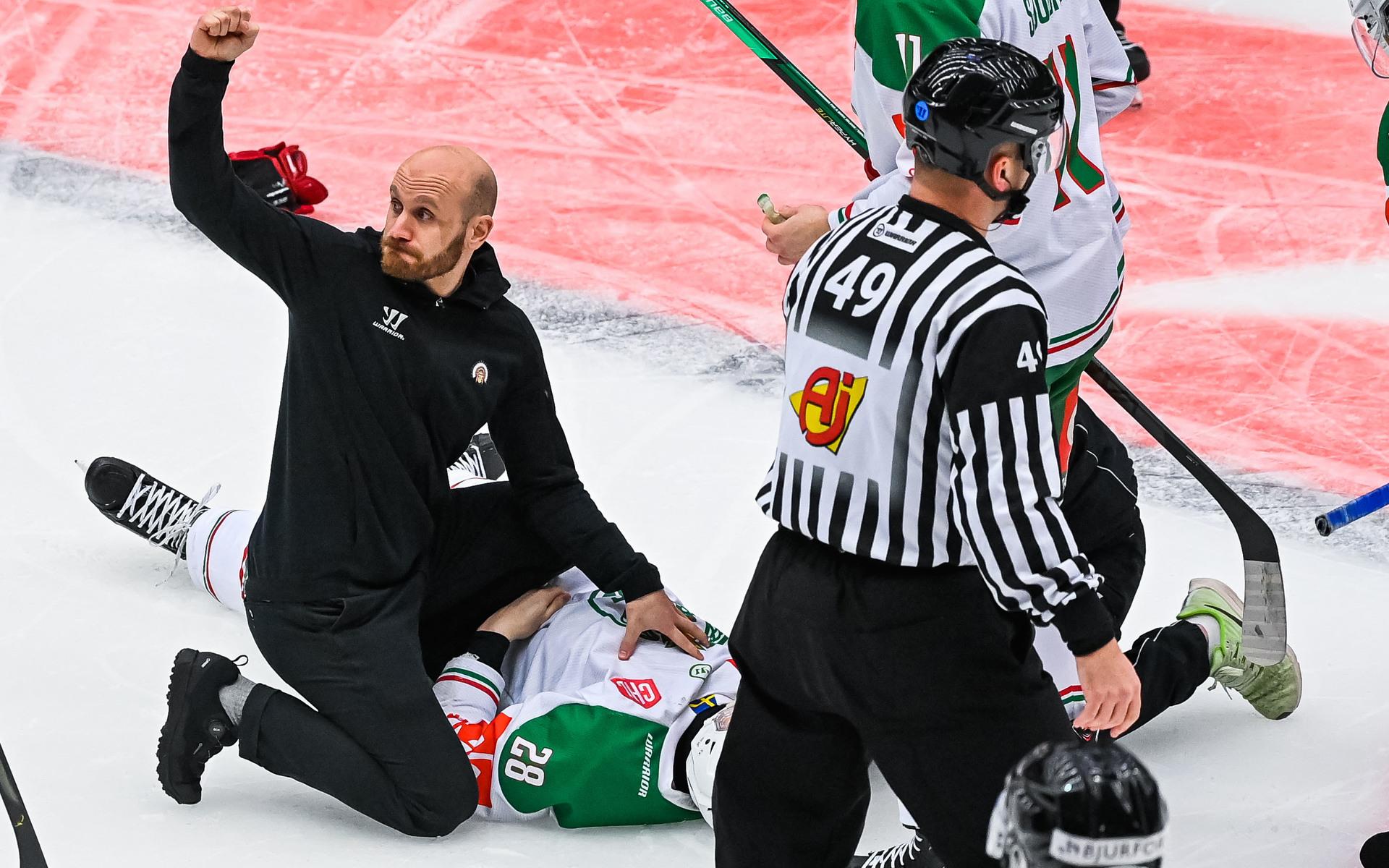 Efter en smäll mot huvudet blev Rögles Anton Bengtsson liggandes på isen. Han fick snabbt vård.