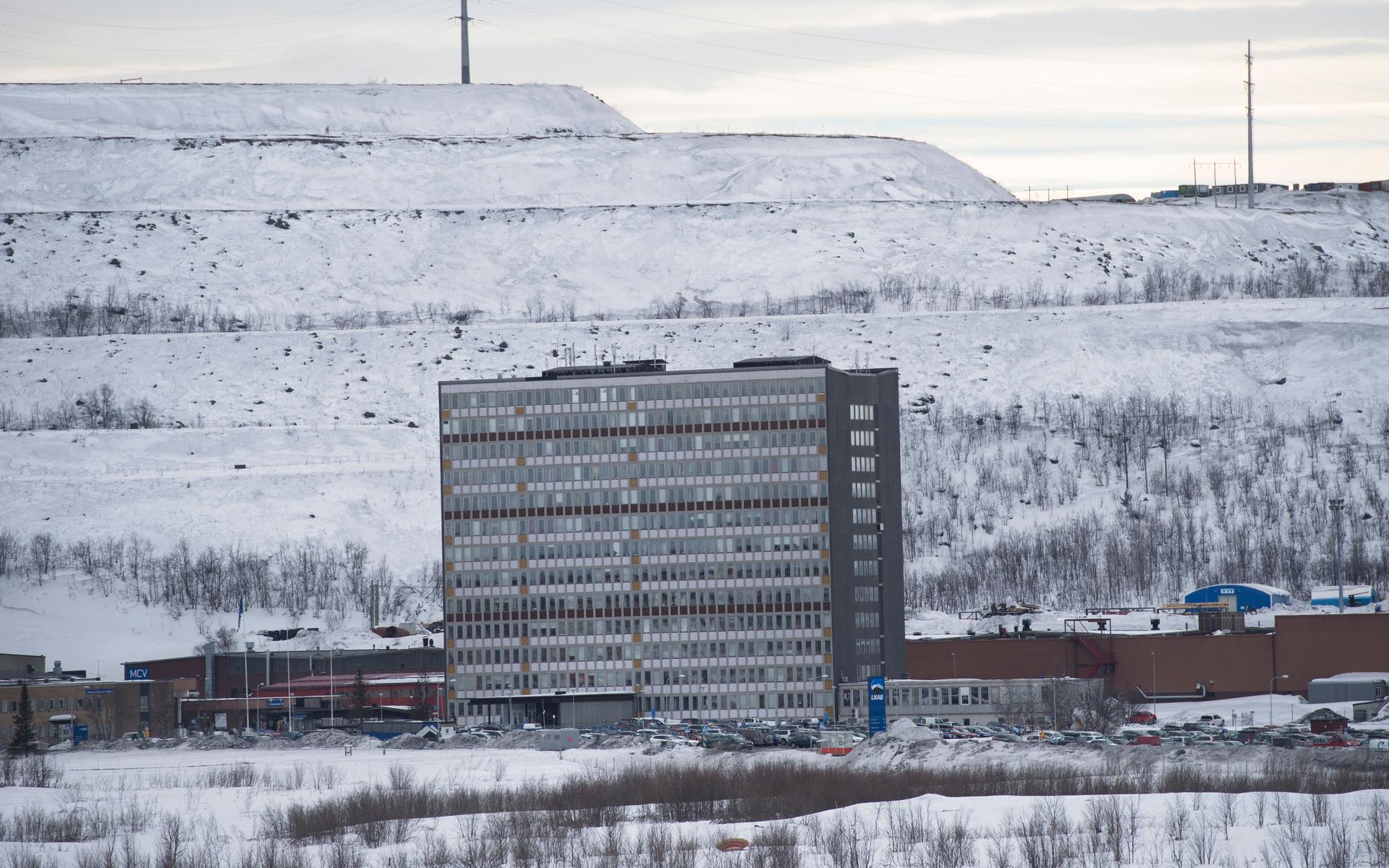 
Gruvbolaget LKAB:s huvudkontor vid gruvan i Kiruna år 2016. Nu har IF Metall stämt gruvjätten för vad facket menar är en felaktig uppsägning av en av deras medlemmar. Denne ska ha förlorat 1,5 miljoner i gruvpension när han blev av med jobbet. 