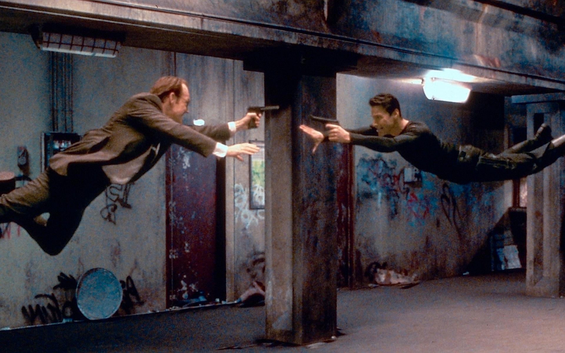 Keanu Reeves och Hugo Weaving i den ikoniska actionfilmen ”Matrix” från 1999. 