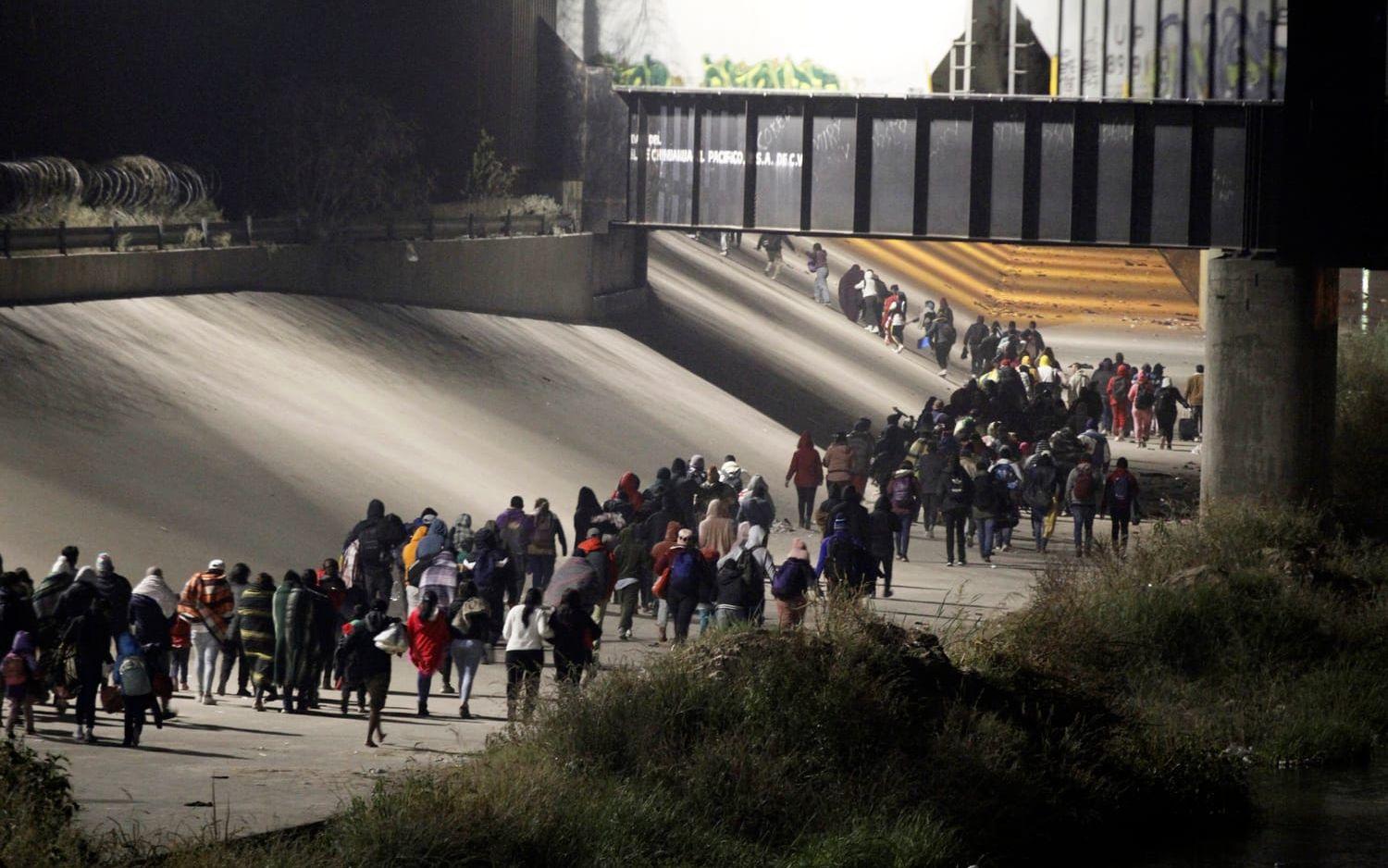 Migranter vid Rio Grande-floden på väg till gränsen till USA dagarna före jul. Högsta domstolen har nu beslutat att de covidrestriktioner som hindrar migranter ska kvarstå. Arkivbild.