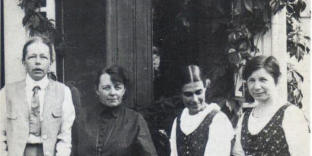 Fogelstadgruppen. Från vänster: Elisabeth Tamm, Ada Nilsson, Kerstin Hesselgren, Honorine Hermelin samt Elin Wägner.