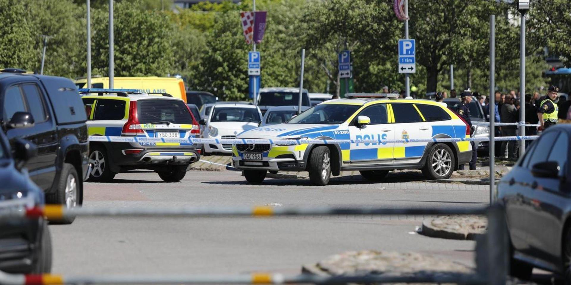 Delar av området kring Hjällbo centrum avspärrades i söndags efter skottlossningen.