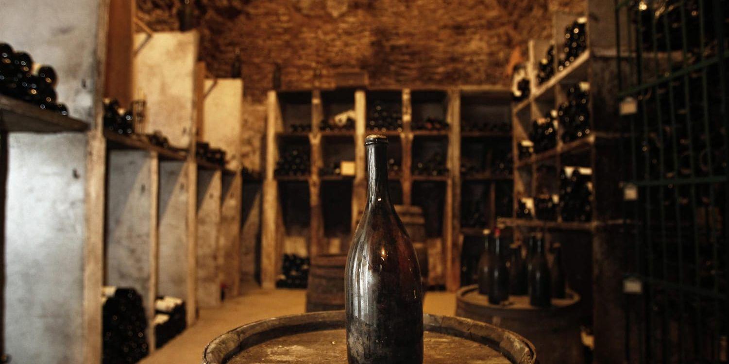 Anatoile Vercels "vin jaune" från 1700-talet i Arbois i östra Frankrike. Bilden är från i samband med en tidigare auktion.