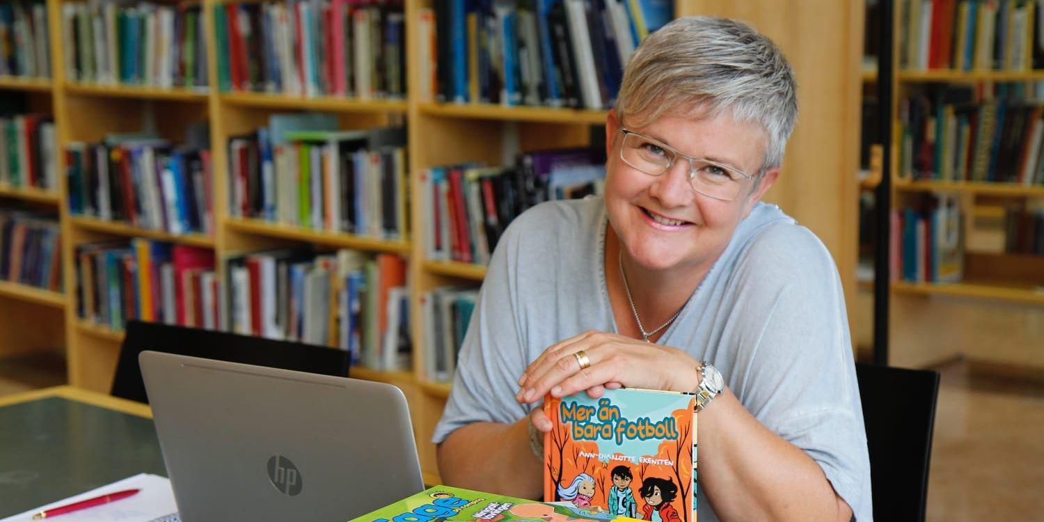 Författaren Ann-Charlotte Ekensten trivs med att vara omgiven av både böcker och människor. Därför sitter hon ofta och arbetar på biblioteket Fyren i Kungsbacka.