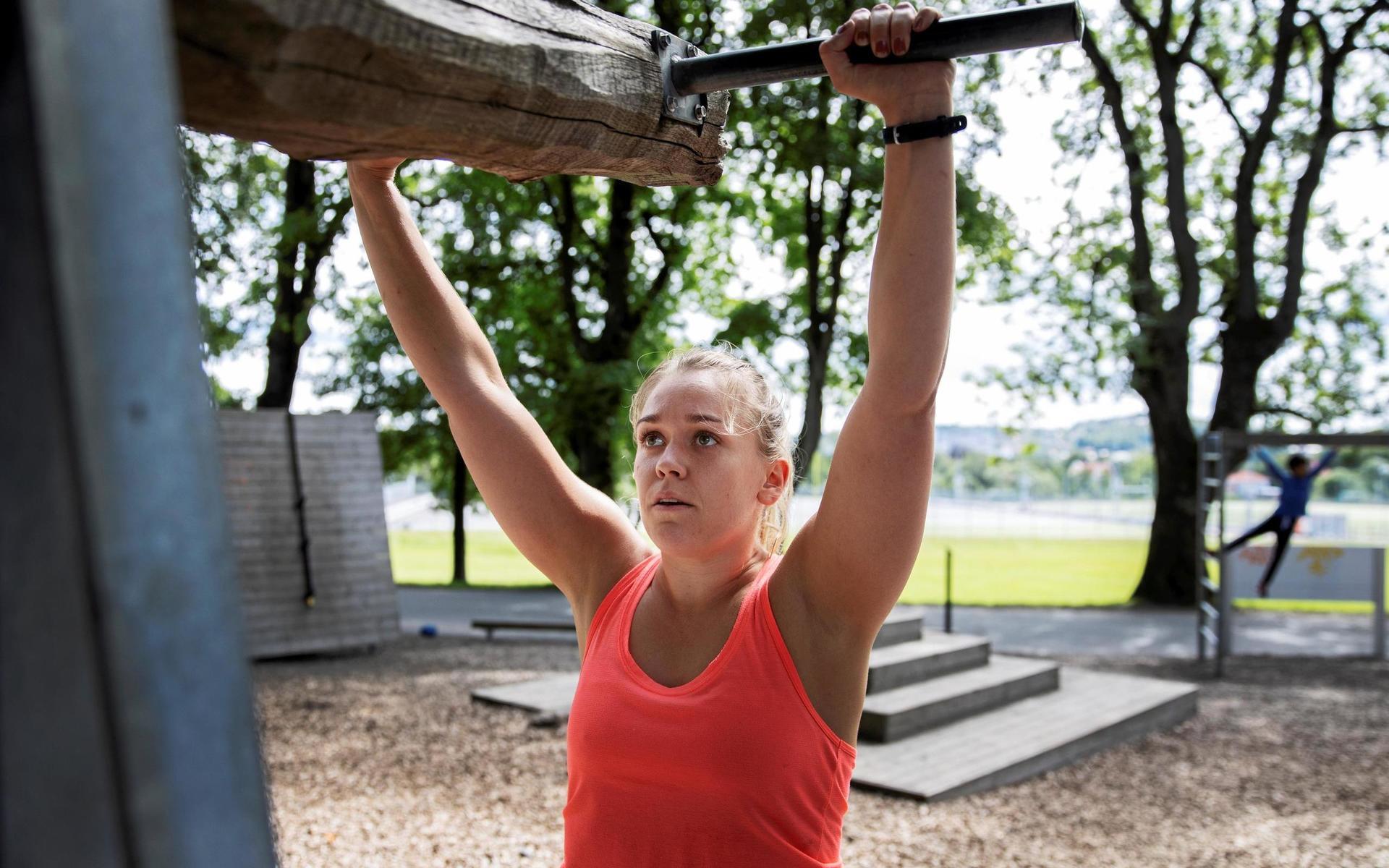 Brevid Kvibergs Parks hinderbana finns ett mer klassiskt utegym med flera former av styrkelyft. Sofia Hallberg tränar inför att börja spela handboll igen.