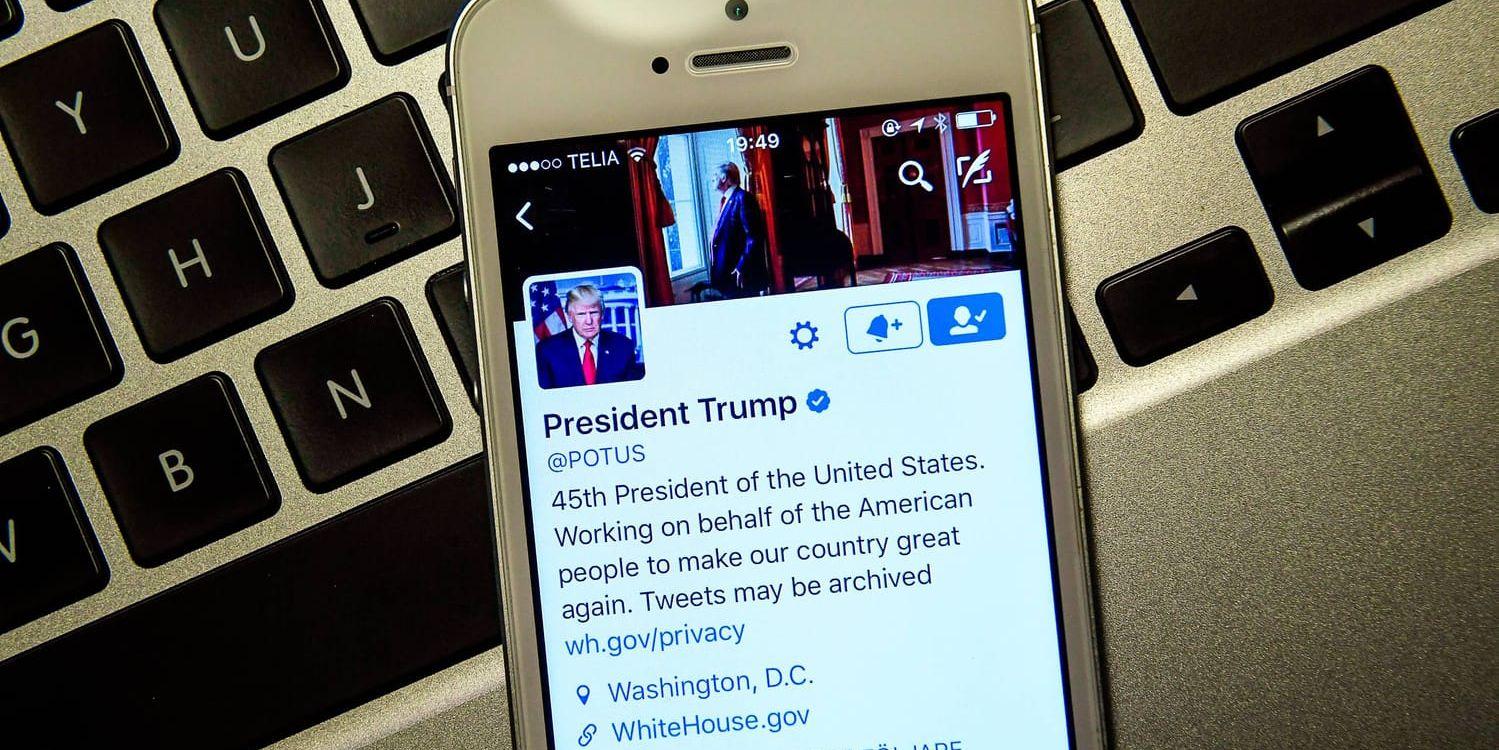 Donald Trump har inte börjat använda sitt nya presidentkonto på Twitter än, men från det gamla skickar han en hälsning från president till folk.