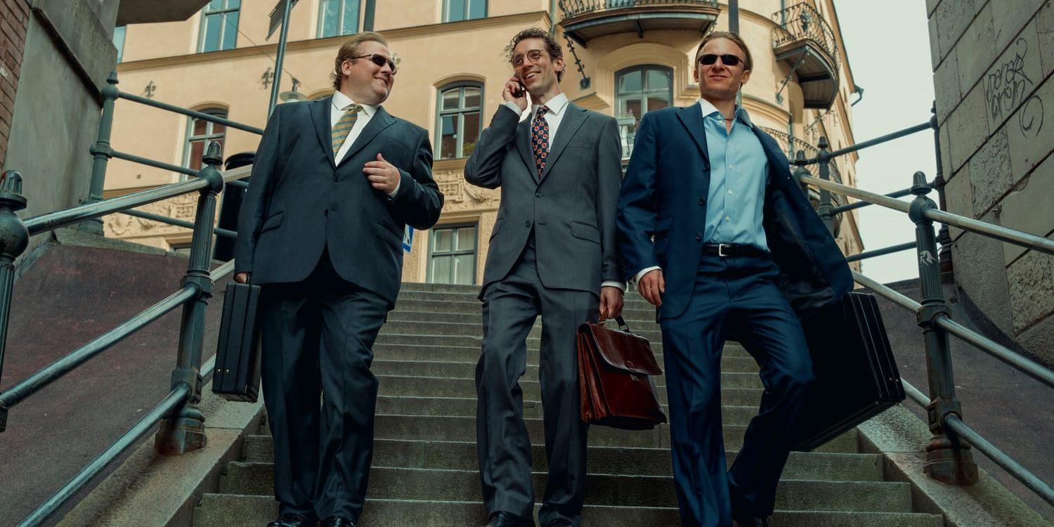 Grabbarna i Golden boys går i en trappa.