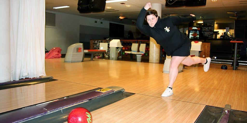 Josefin Hermansson är medlem i X-calibur bowlingklubb i Partille sedan två år och tränar ungefär tre gånger i veckan. "Det här låter verkligen som en satsning. Jag hoppas det kan dra fler unga till den här sporten", säger hon.