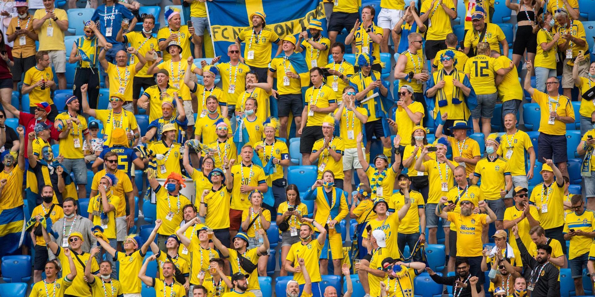 Svenska supportrar på läktaren under matchen mot Polen. Personerna på bilden har inget med covidsmittan att göra.