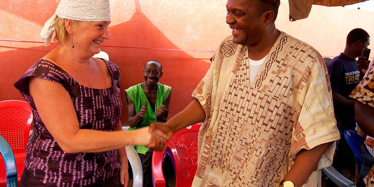 
    I samband med utnämningen till hövding i den lilla byn Ropolon i Sierra Leone.förärades Gunilla Fransson Bangura bland annat en vit scarf runt huvudet. Bild: Privat
   