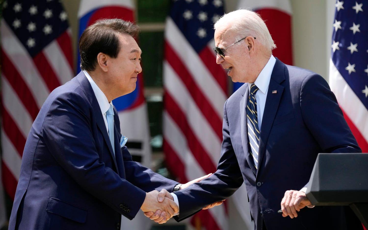 USA:s president Joe Biden och Sydkoreas president Yoon Suk-Yeol skakar hand vid presskonferensen i Vita husets rosenträdgård.