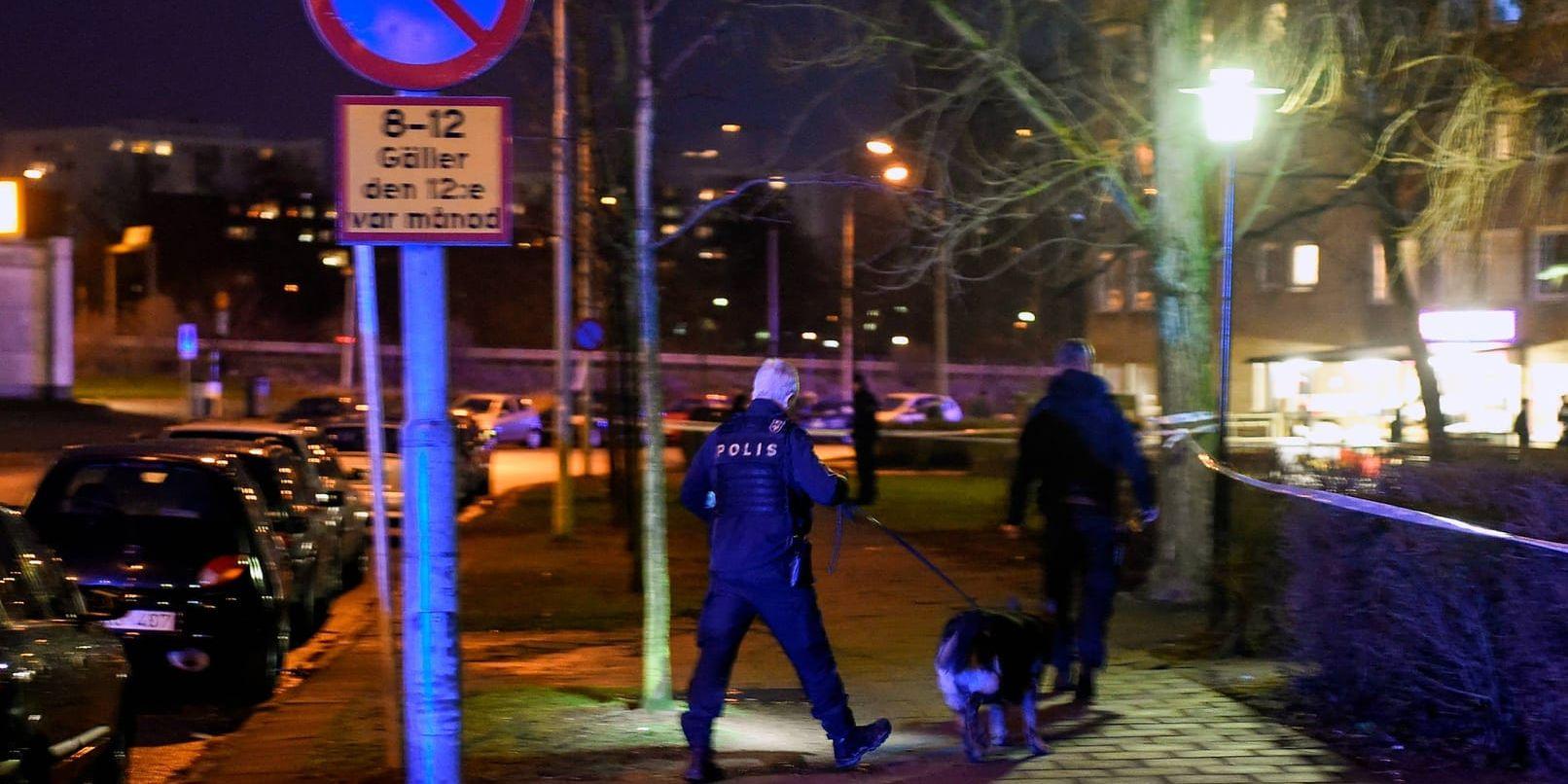 En 23-årig man har dödats i en skottlossning på Ramels väg i Malmö på torsdagskvällen.