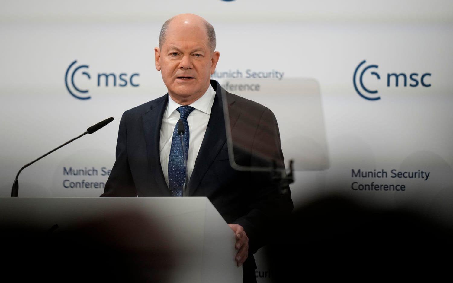 Tysklands förbundskansler Olaf Scholz håller tal på säkerhetskonferensen i München