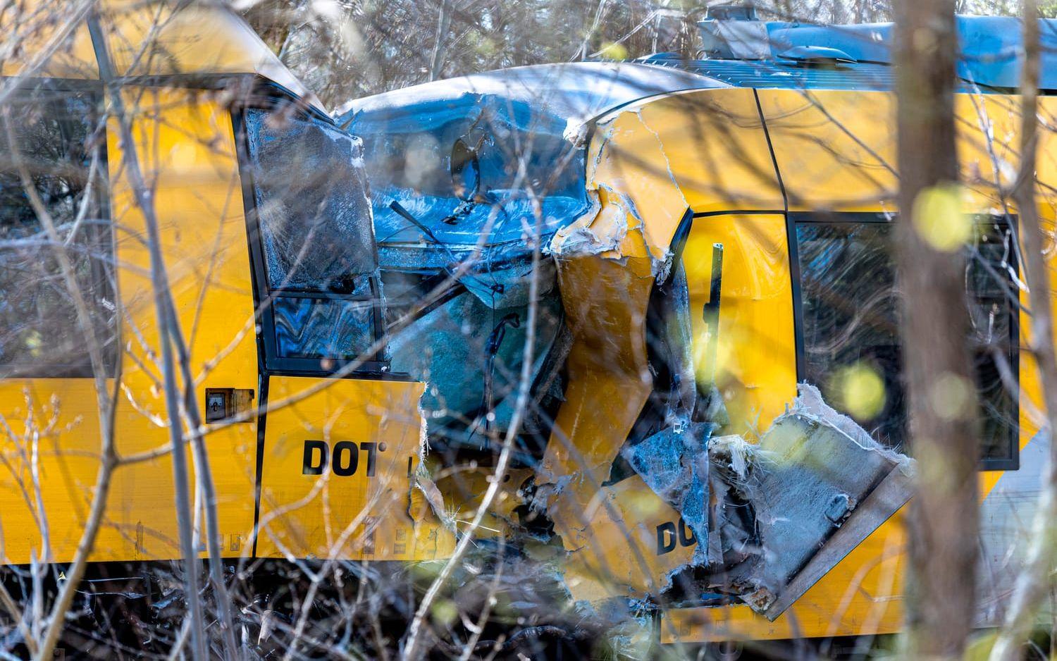 Två lokaltåg frontalkrockade under morgonen.