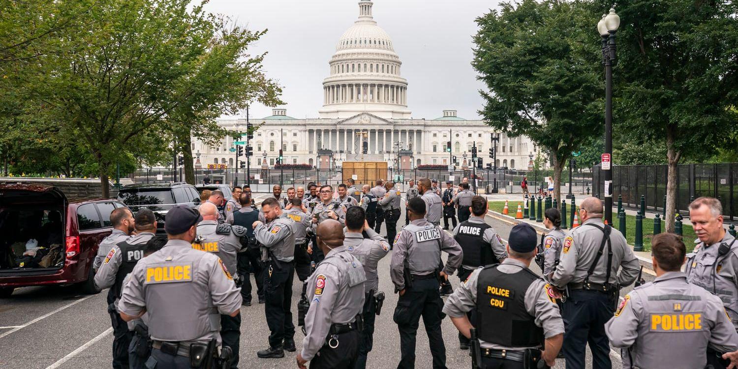 Staket restes åter igen, övervakningskameror placerades ut och 100 medlemmar från nationalgardet har stått redo att stötta kongressens egen polisstyrka vid behov.