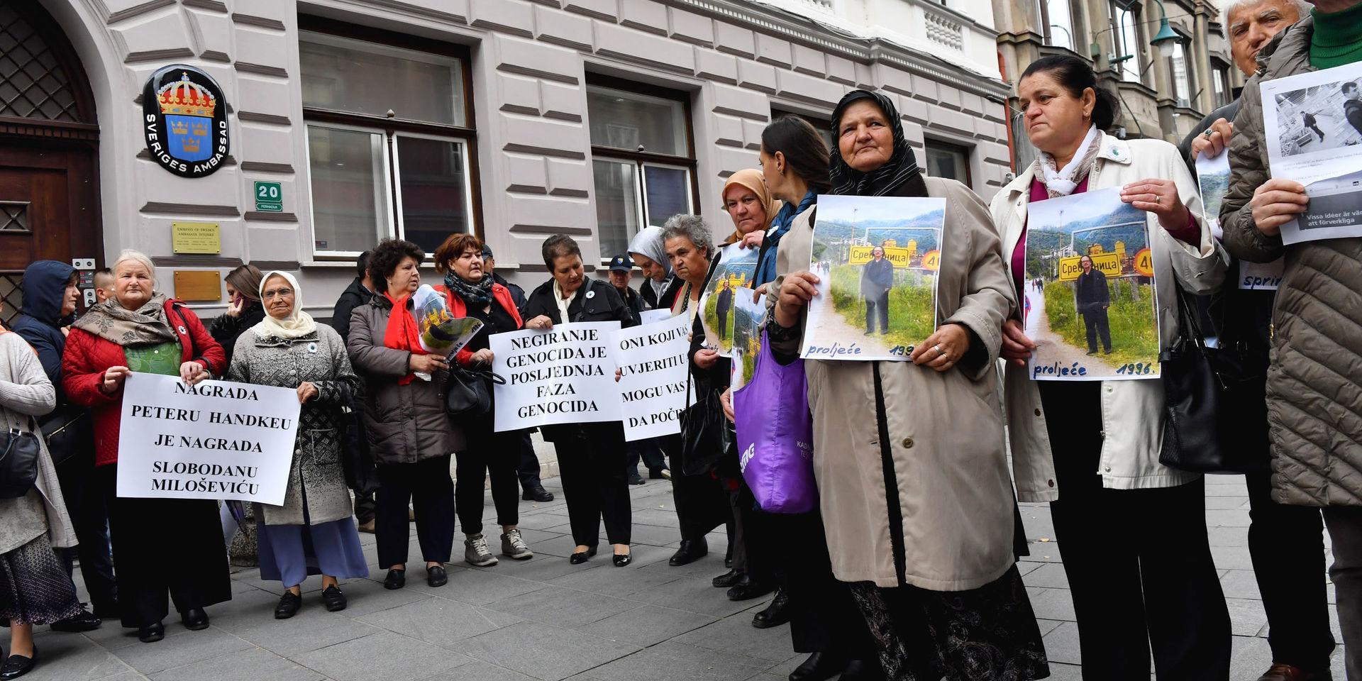Ett 20-tal personer protesterade utanför Sveriges ambassad i Sarajevo mot att Peter Handke tilldelas 2019 års Nobelpris i litteratur.
