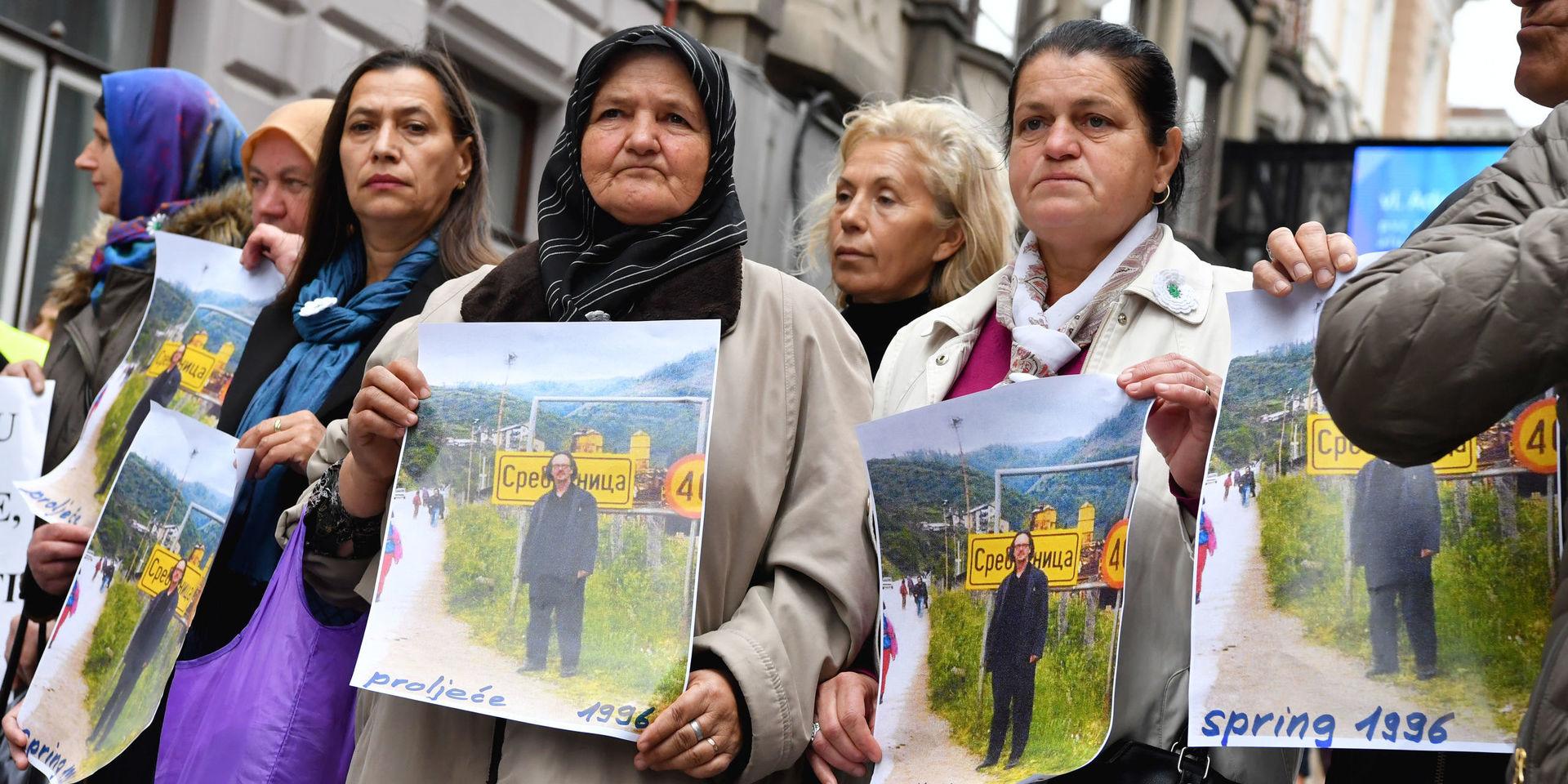 En manifestation mot 2019 års Nobelpristagare Peter Handke hölls utanför Sveriges ambassad i Sarajevo.