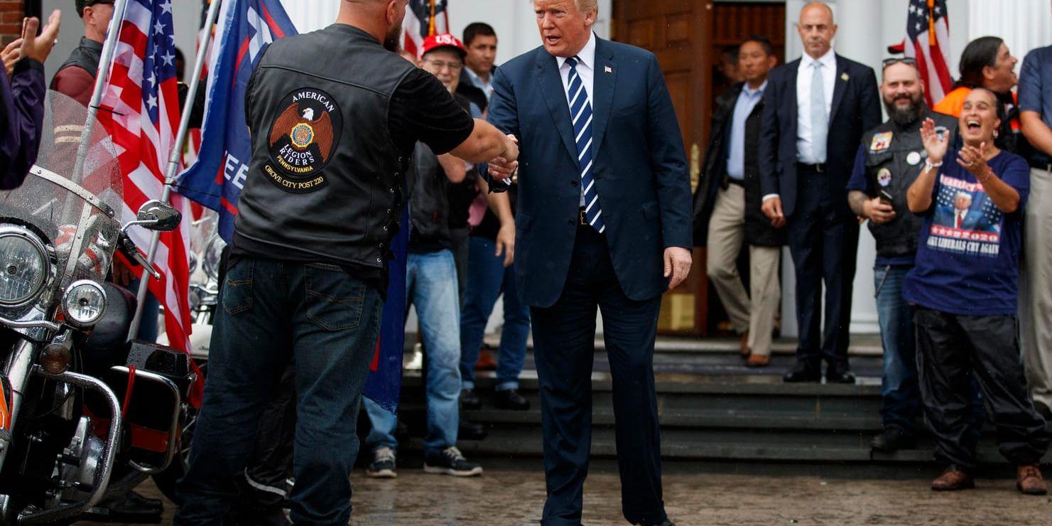 USA:s president Donald Trump hälsar på motorcykelburna anhängare från gruppen Bikers for Trump på sin golfanläggning i New Jersey.