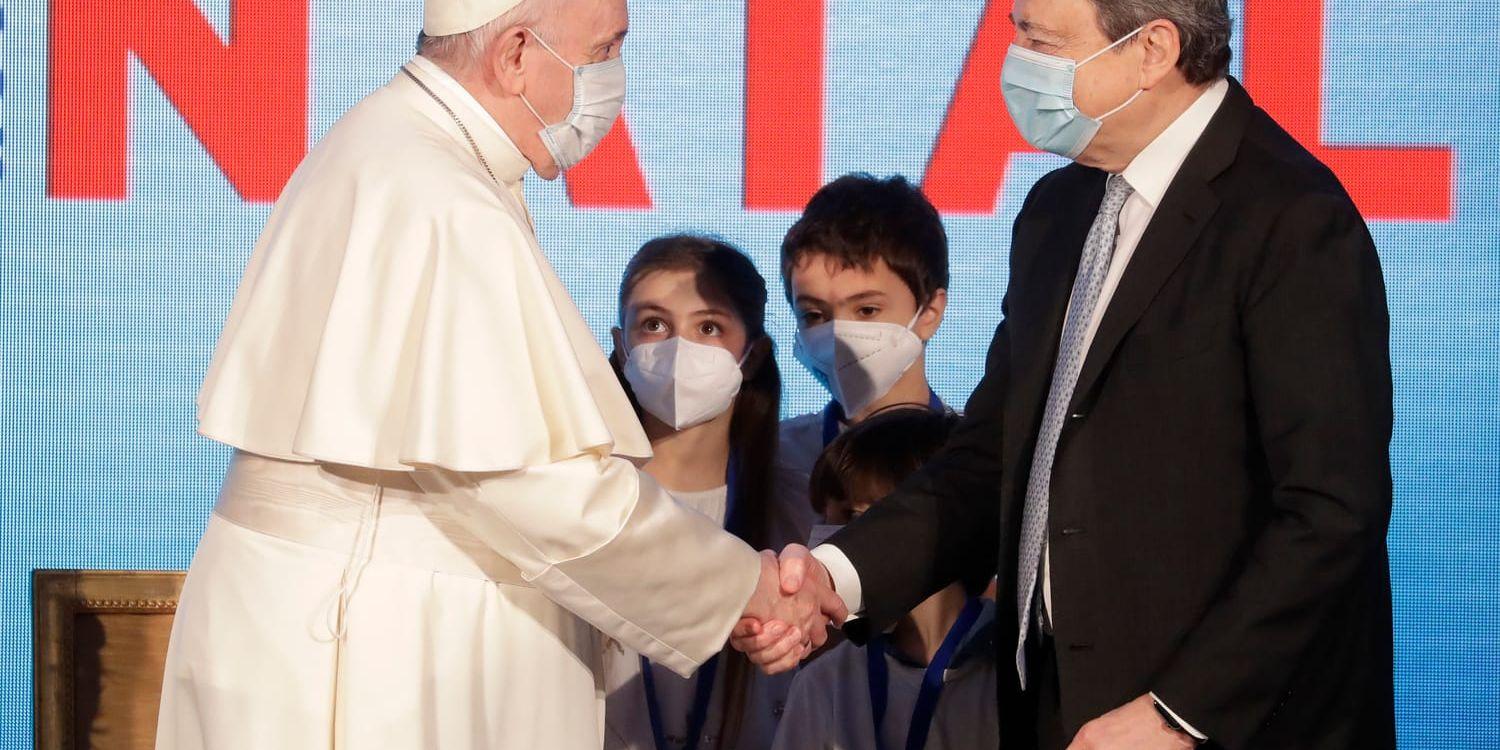 Religionen och politiken, i form av påve Franciskus och premiärminister Mario Draghi, tog i hand under en konferens om Italiens födelsetal i huvudstaden Rom.