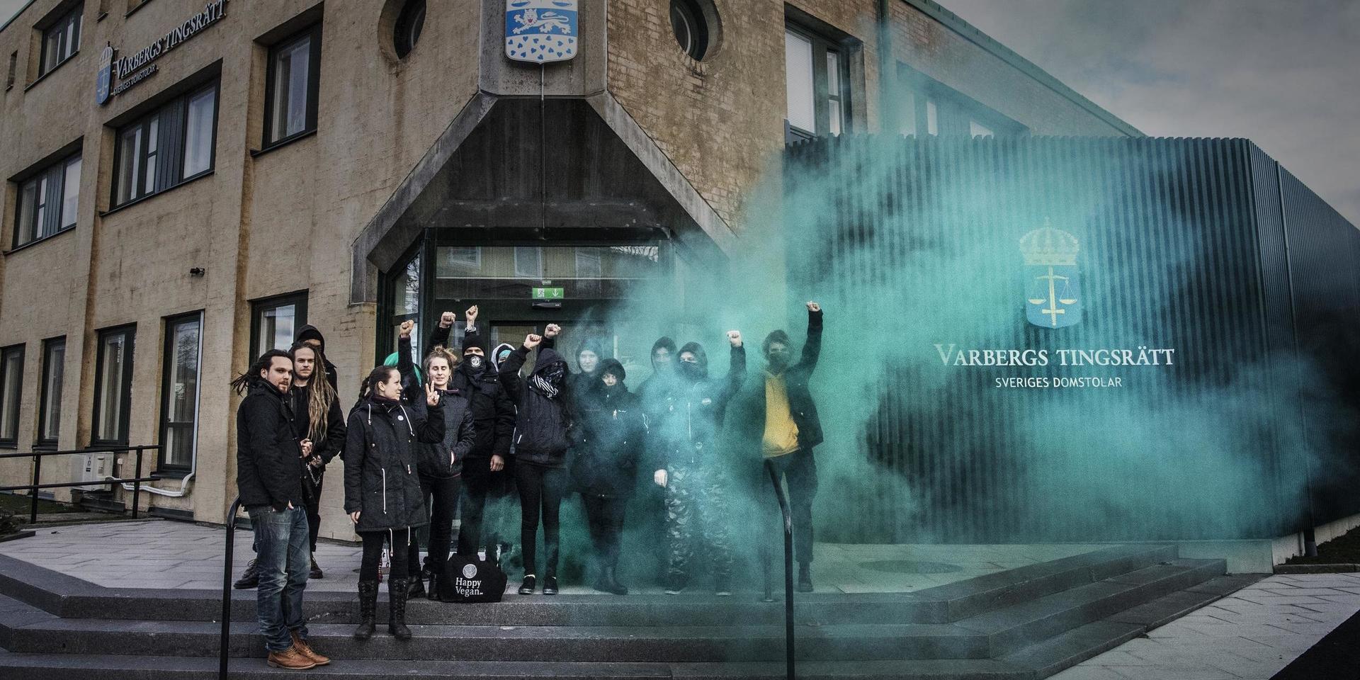 Aktivister från Djurfront inför rätta i Varbergs Tingsrätt i december 2019. 
