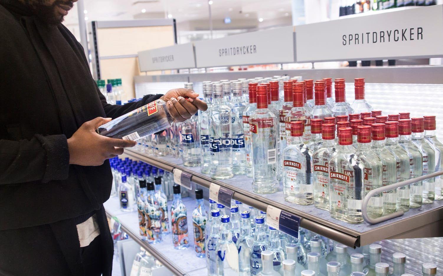 Höjd skatt på alkohol och tobak ska vara med och betala upprustningen av försvaret. Arkivbild.