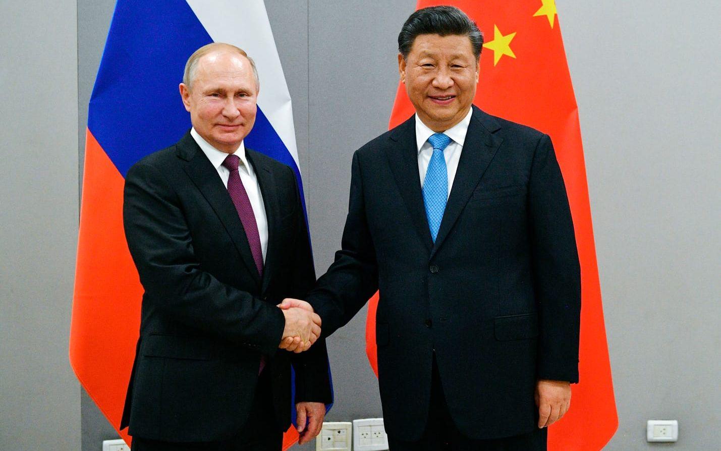Både Ryssland, med Vladimir Putin i spetsen, och Kina, med ledaren Xi Jinping, har utvecklat egna vaccin mot covid-19.