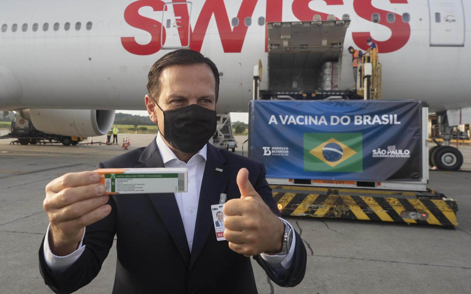 Sao Paulos guvernör Joao Doria visar stolt upp den första sändningen med det kinesiska vaccinet CoronaVac som skickats till Brasilien.