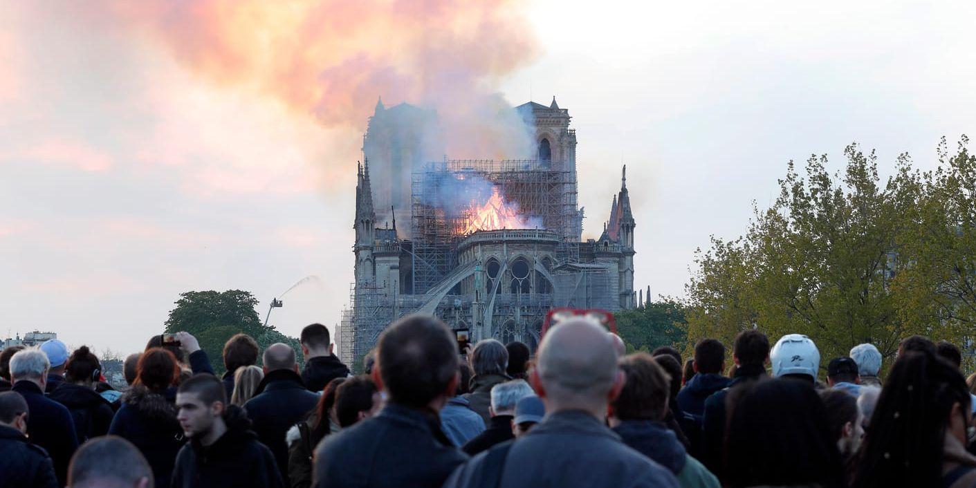 Under måndagskvällen började 1100-talskatedralden Notre-dame att brinna kraftigt.