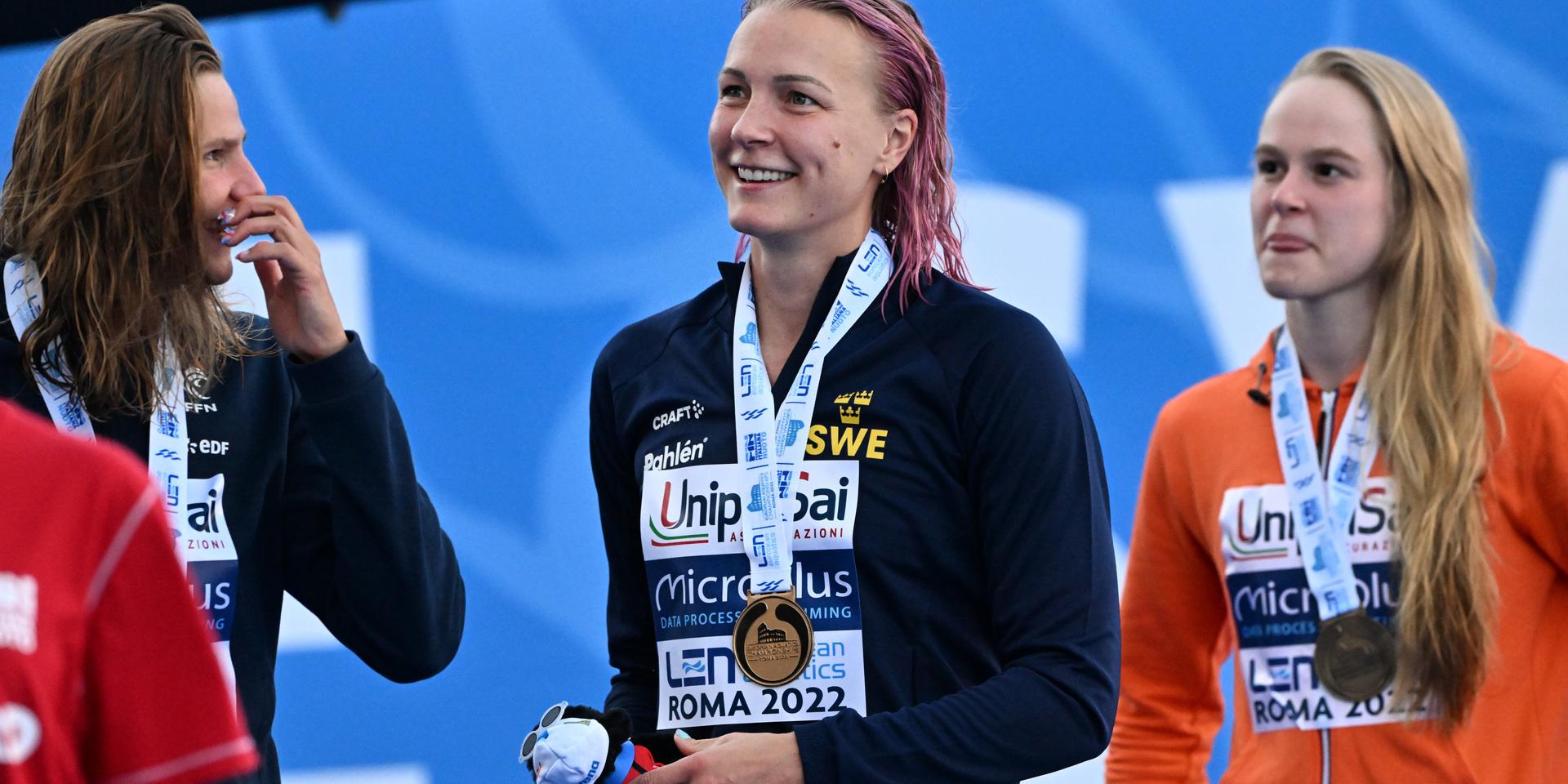 ROM 20220813 Sarah Sjöström (i mitten) med sin guldmedalj, Marie Wattel (till vänster), silver och Maaike de Waard (till höger) med brons.
