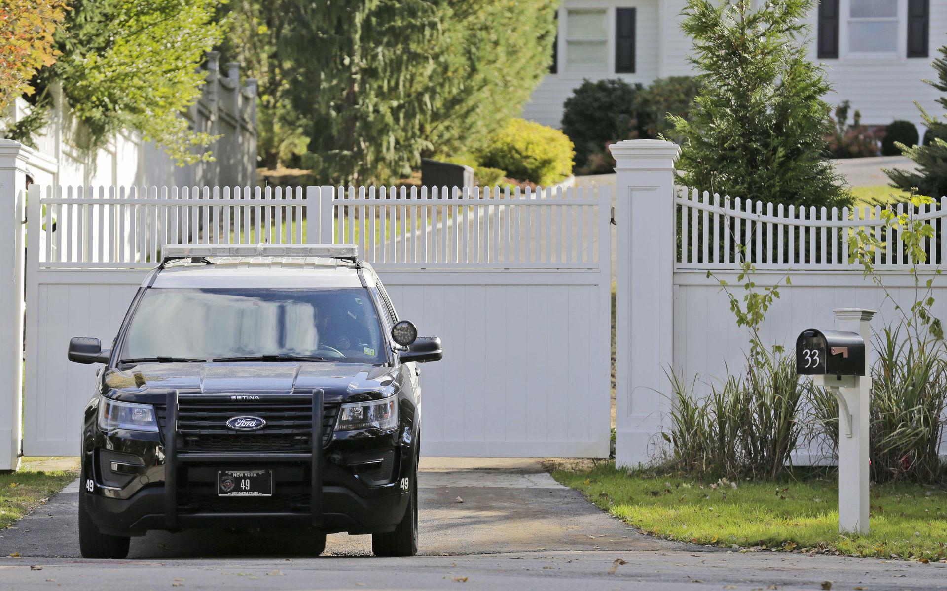 En polisbil utanför paret Clintons hem.