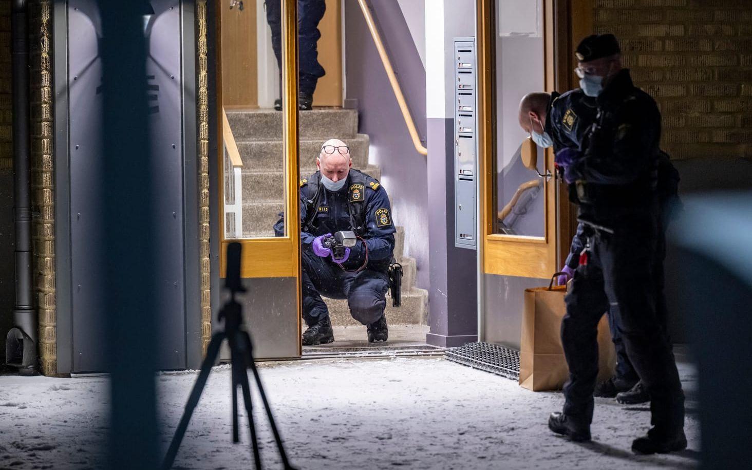 Polis och kriminaltekniker på plats vid ett flerfamiljshus på Närlunda i Helsingborg efter att en kvinna hittats med stickskador den 3 januari i år.