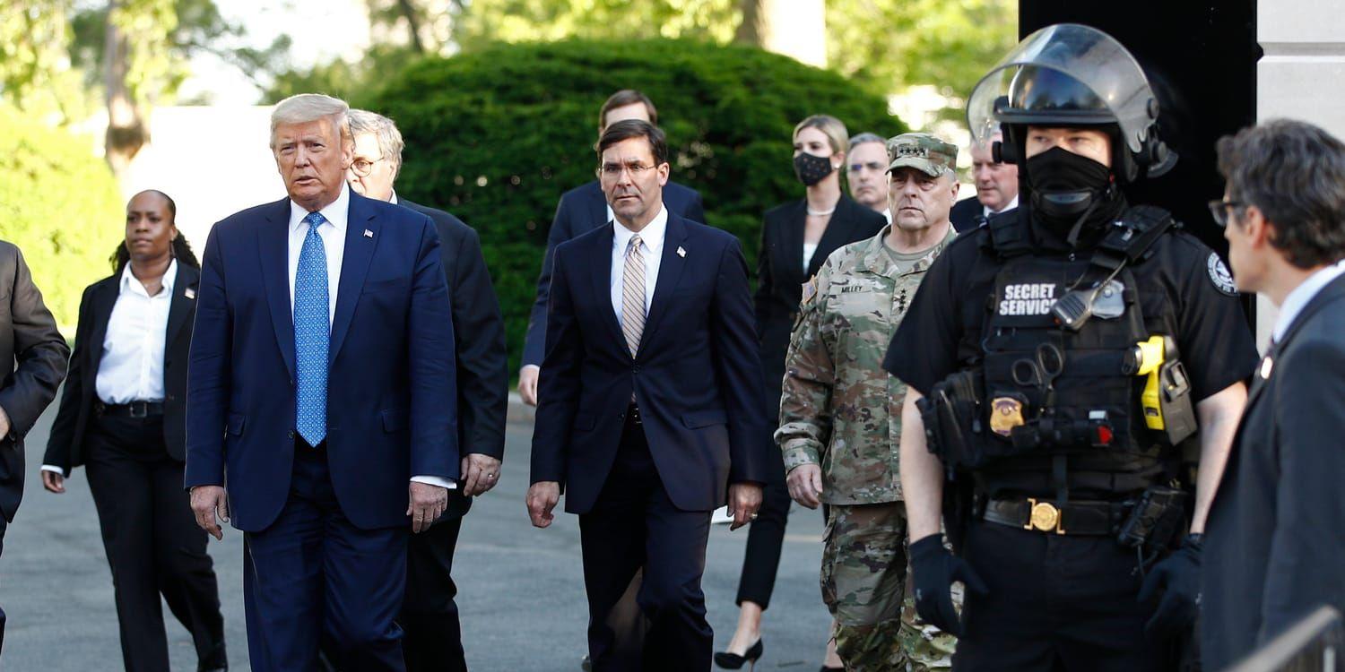 President Donald Trump fotograferades när han lämnade Vita Huset i juni 2020. Bakom honom syns från vänster justitieminister William Barr, försvarsminister Mark Esper samt general Mark Milley.