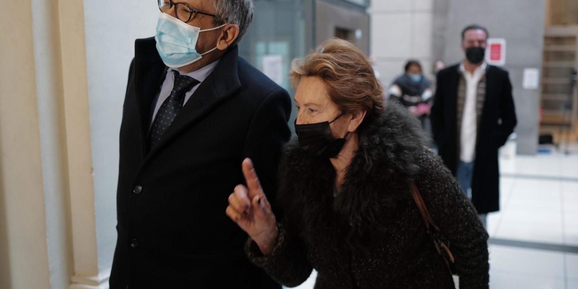 Jacqueline Veyrac tillsammans med sin advokat Luc Febbraro på väg till rätten. Arkivbild.