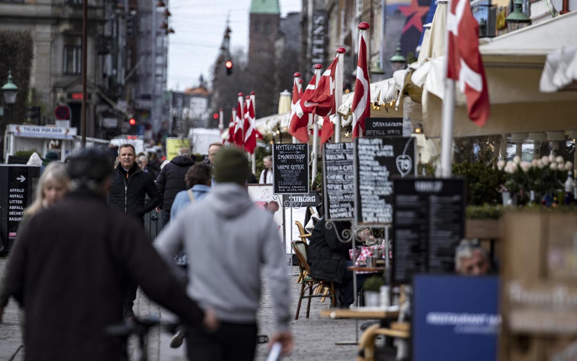På fredagen lättar Danmark på restriktionerna och tillåter upp till 100 personer att samlas inomhus.