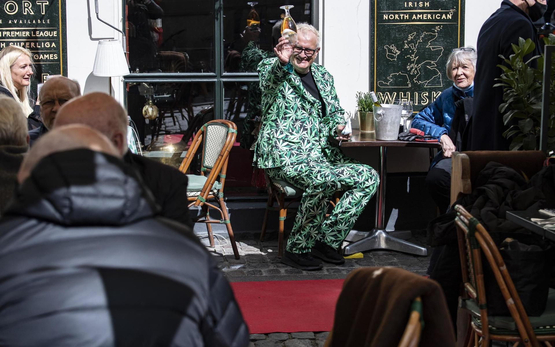 Michael Olsen (mitten), ägare Nyhavnskroen, firade bland bland gästerna på uteserveringen i Nyhavn i Köpenhamn på onsdagen när Danmark i april öppnade upp för restaurangbesök efter coronanedstängningen.