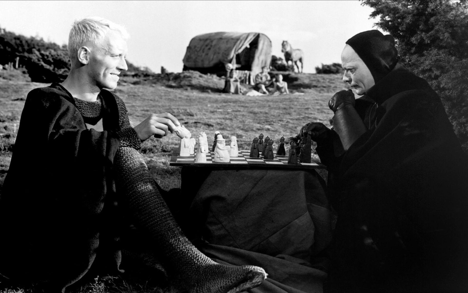 Max von Sydow som riddaren Antonius Block och Bengt Ekerot i rollen som döden vid det klassiska schackpartiet i Ingmar Bergmans &quot;Det sjunde inseglet&quot;. 